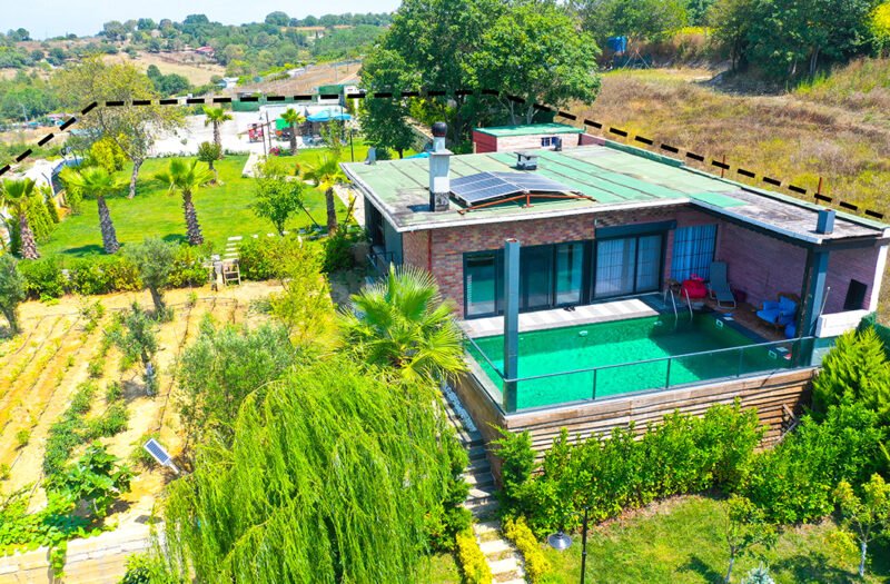 2000 m2 ARSASI, 100 m2 EVİ ve HAVUZU BULUNAN TEPE KONUMDA EV !